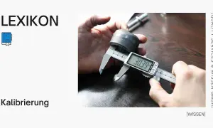 Messung eines Bauteils mit einem digitalen Messschieber, was die **Kalibrierung** zur Sicherstellung der Genauigkeit verdeutlicht.