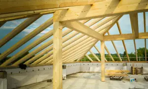 Holzkonstruktion im Rohbau, Dachstuhl mit Sparren und Balken. Die **durchbiegung holzbalken tabelle** hilft bei der Planung.