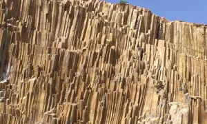 Felswand aus säulenförmigem Ergussgestein Basalt, die wie eine natürliche Orgel wirkt.