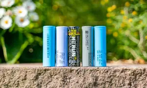 Fünf zylindrische Batterien, darunter Samsung und LG, stehen nebeneinander. Sie zeigen, was eine Batterie ist: eine Energiequelle.