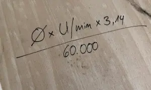 Formel zur Berechnung der Drehzahl beim Drehen: Durchmesser x U/min x 3,14 geteilt durch 60.000.
