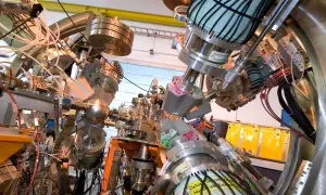 Komplexe Apparatur zur Erforschung des Astat-Elements, mit vielen Rohren, Kabeln und Metallteilen.