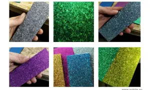Glitzernde Oberflächen in verschiedenen Farben, die an die schillernde Oberfläche von Titan erinnern.