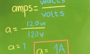 Formel für Stromstärke: Amper = Watt / Volt. Beispielrechnung: 120W / 120V = 1A.