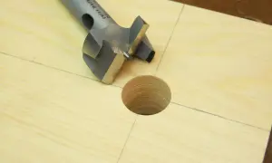 Bohrer für Holz, bereit für präzise Bohrungen. Die richtige Drehzahl ist entscheidend für saubere Ergebnisse.