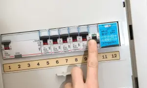 Finger drückt auf Sicherungsschalter, der auf "O.Off" steht. Möglicherweise ist eine Sicherung durchgebrannt.