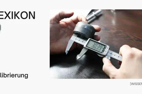 Messung eines Bauteils mit einem digitalen Messschieber, was die **Kalibrierung** zur Sicherstellung der Genauigkeit verdeutlicht.