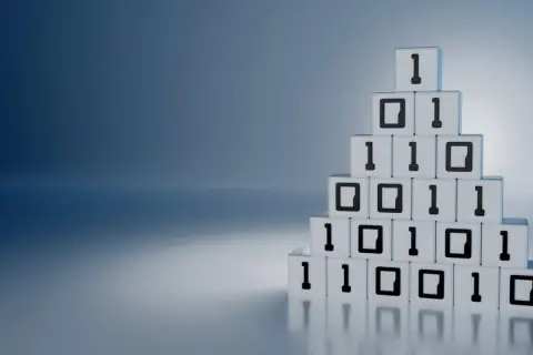 Pyramide aus Würfeln mit binären Ziffern (0 und 1), die das dualsystem in dezimalsystem darstellt.