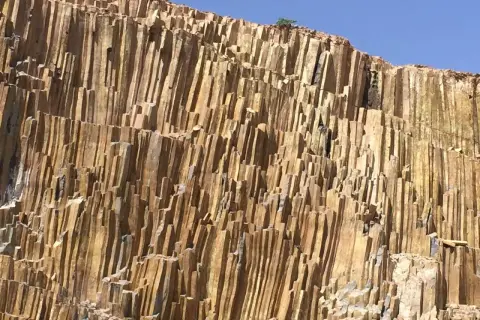 Felswand aus säulenförmigem Ergussgestein Basalt, die wie eine natürliche Orgel wirkt.