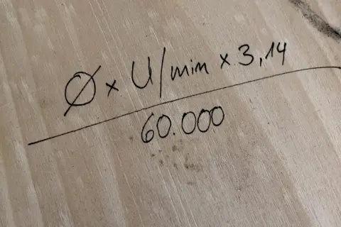 Formel zur Berechnung der Drehzahl beim Drehen: Durchmesser x U/min x 3,14 geteilt durch 60.000.