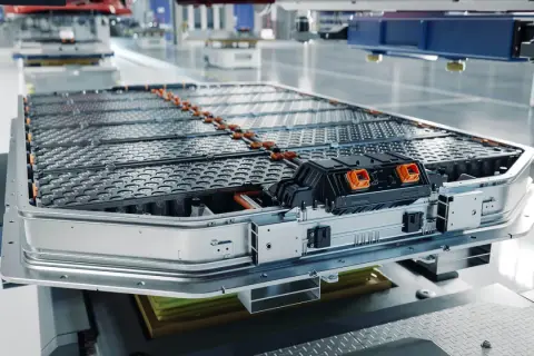 Ein großer, rechteckiger Akku mit vielen runden Zellen, bereit für den Einbau in ein Elektrofahrzeug. Dies ist ein fortschrittlicher Natrium-Ionen-Akku.