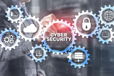 Mann berührt Zahnräder mit Symbolen für Cloud, Schloss, Globus, Laptop und Server. Cyber-Sicherheit ist essenziell für KMU.