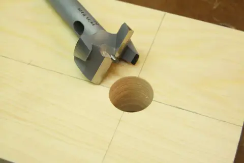 Bohrer für Holz, bereit für präzise Bohrungen. Die richtige Drehzahl ist entscheidend für saubere Ergebnisse.