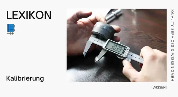 Messung eines Bauteils mit einem digitalen Messschieber, was die **Kalibrierung** zur Sicherstellung der Genauigkeit verdeutlicht.