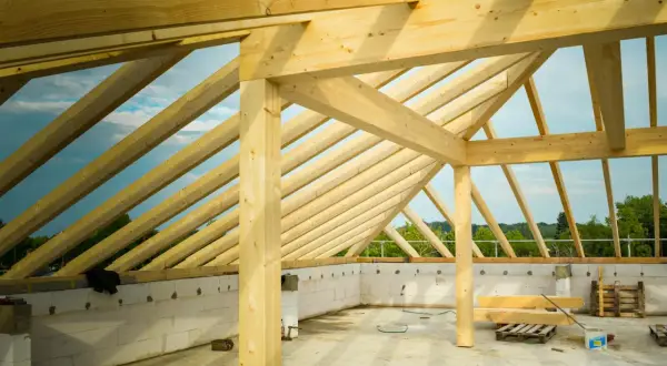 Holzkonstruktion im Rohbau, Dachstuhl mit Sparren und Balken. Die **durchbiegung holzbalken tabelle** hilft bei der Planung.