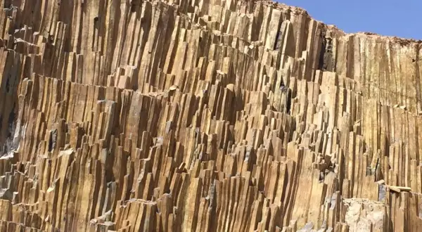 Felswand aus säulenförmigem Ergussgestein Basalt, die wie eine natürliche Orgel wirkt.