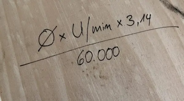 Formel zur Berechnung der Drehzahl beim Drehen: Durchmesser x U/min x 3,14 geteilt durch 60.000.