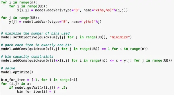 Python-Code zur Lösung des Bin Packing Problems, der Variablen für Artikel und Behälter definiert und die Zuweisung optimiert.