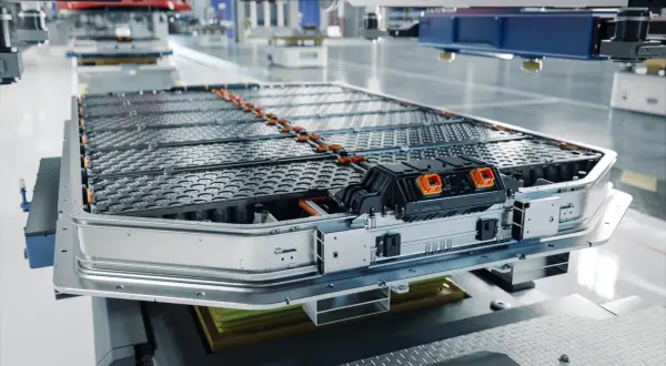 Ein großer, rechteckiger Akku mit vielen runden Zellen, bereit für den Einbau in ein Elektrofahrzeug. Dies ist ein fortschrittlicher Natrium-Ionen-Akku.
