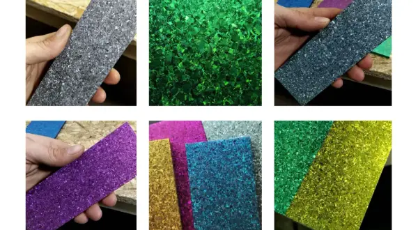 Glitzernde Oberflächen in verschiedenen Farben, die an die schillernde Oberfläche von Titan erinnern.