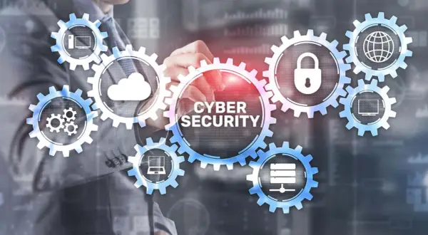 Mann berührt Zahnräder mit Symbolen für Cloud, Schloss, Globus, Laptop und Server. Cyber-Sicherheit ist essenziell für KMU.