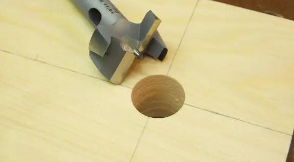 Bohrer für Holz, bereit für präzise Bohrungen. Die richtige Drehzahl ist entscheidend für saubere Ergebnisse.