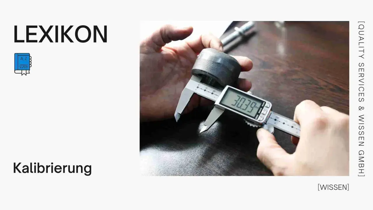 Messung eines Bauteils mit einem digitalen Messschieber, was die **Kalibrierung** zur Sicherstellung der Genauigkeit verdeutlicht.