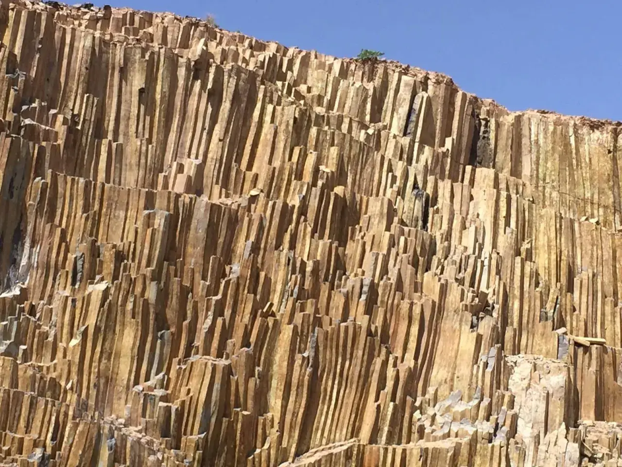 Felswand aus säulenförmigem Ergussgestein Basalt, die wie eine natürliche Orgel wirkt.
