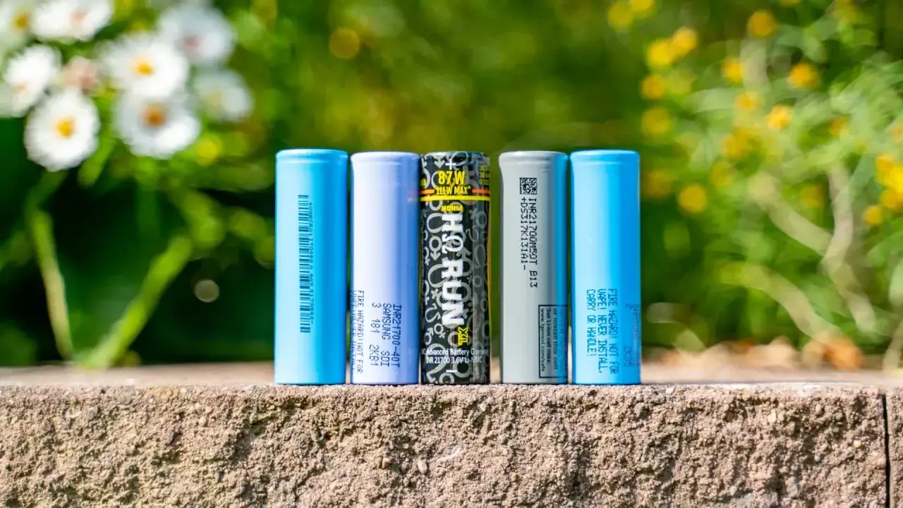 Fünf zylindrische Batterien, darunter Samsung und LG, stehen nebeneinander. Sie zeigen, was eine Batterie ist: eine Energiequelle.