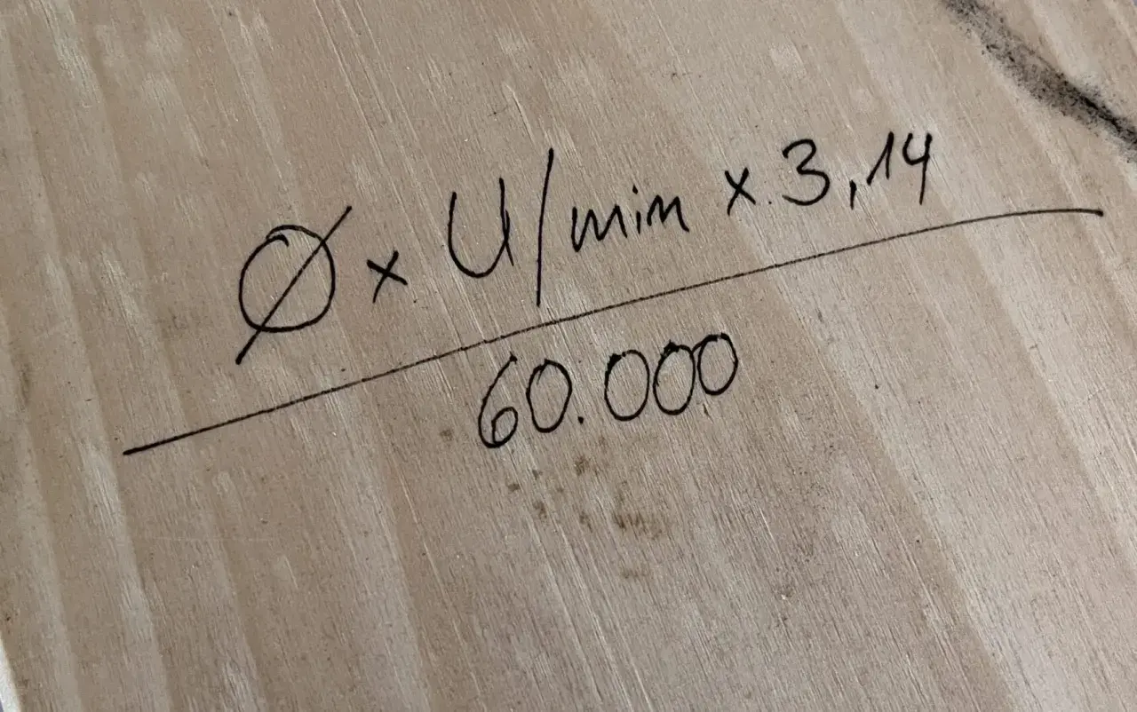 Formel zur Berechnung der Drehzahl beim Drehen: Durchmesser x U/min x 3,14 geteilt durch 60.000.