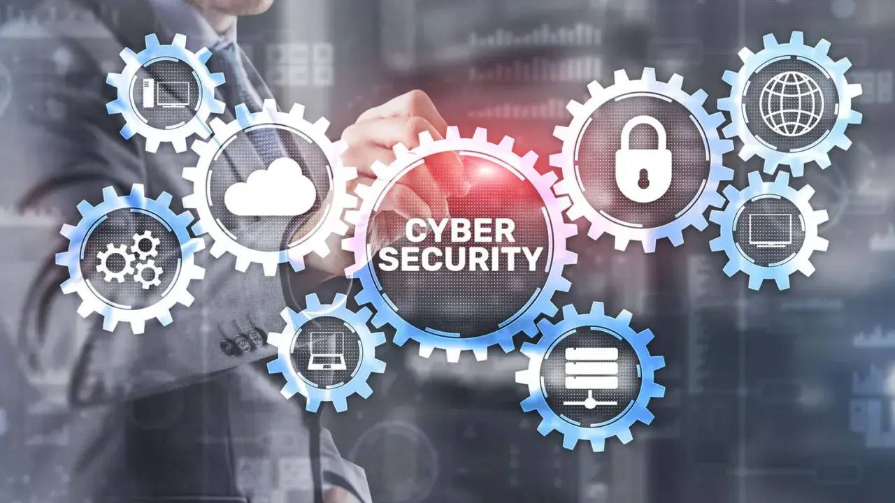 Mann berührt Zahnräder mit Symbolen für Cloud, Schloss, Globus, Laptop und Server. Cyber-Sicherheit ist essenziell für KMU.