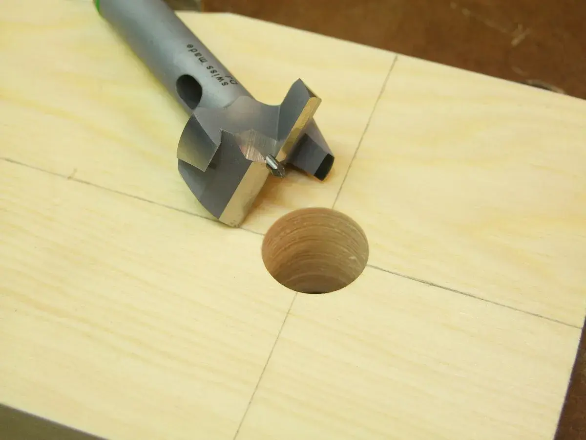 Bohrer für Holz, bereit für präzise Bohrungen. Die richtige Drehzahl ist entscheidend für saubere Ergebnisse.