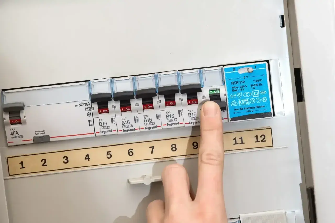 Finger drückt auf Sicherungsschalter, der auf "O.Off" steht. Möglicherweise ist eine Sicherung durchgebrannt.