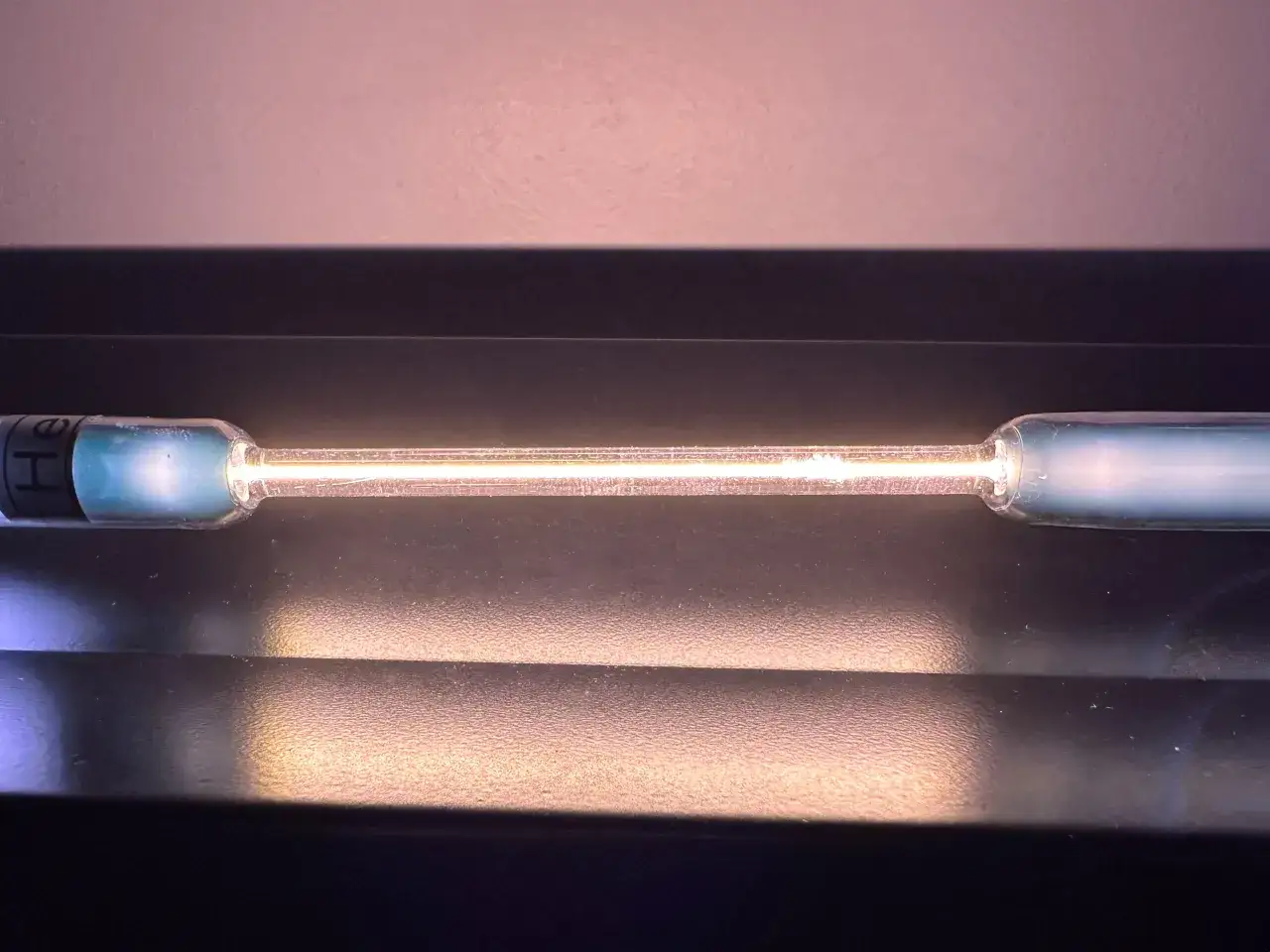 Leuchtendes Gas in einer Glasr&ouml;hre, das die besonderen Edelgase Eigenschaften zeigt.