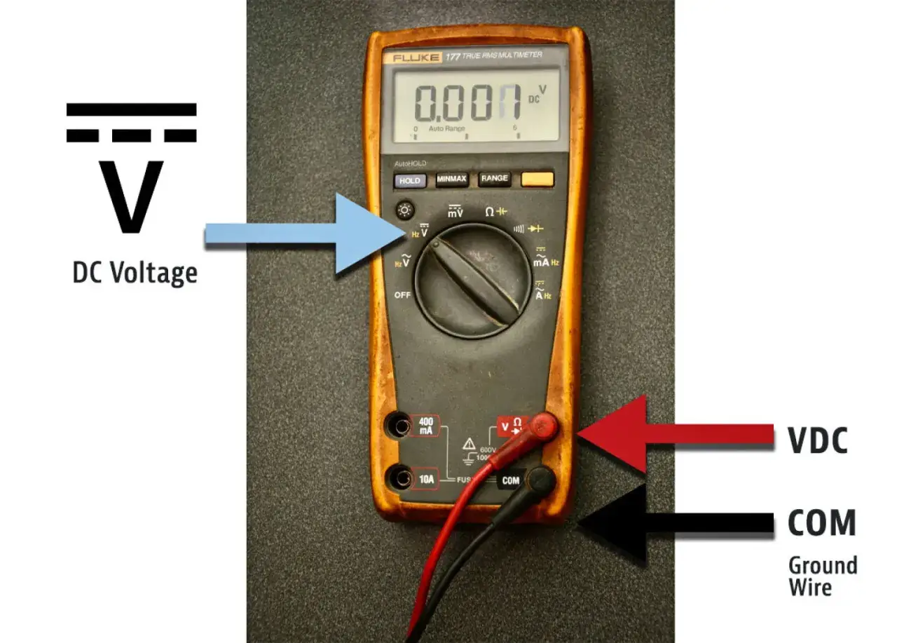 Multimeter zur Spannung messen: Rote Messspitze an VDC, schwarze an COM.