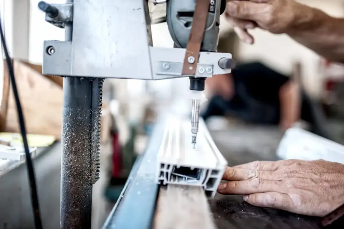 Präzises aluminium bohren drehzahl-optimiert mit Bohrmaschine und Handführung.