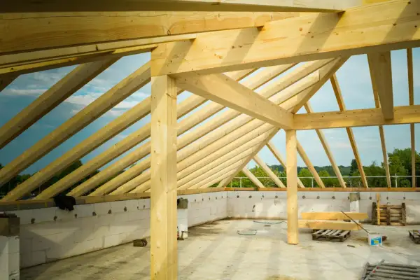 Holzkonstruktion im Rohbau, Dachstuhl mit Sparren und Balken. Die **durchbiegung holzbalken tabelle** hilft bei der Planung.