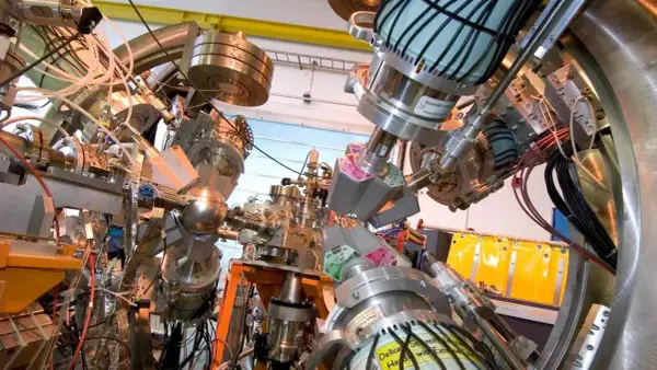 Komplexe Apparatur zur Erforschung des Astat-Elements, mit vielen Rohren, Kabeln und Metallteilen.